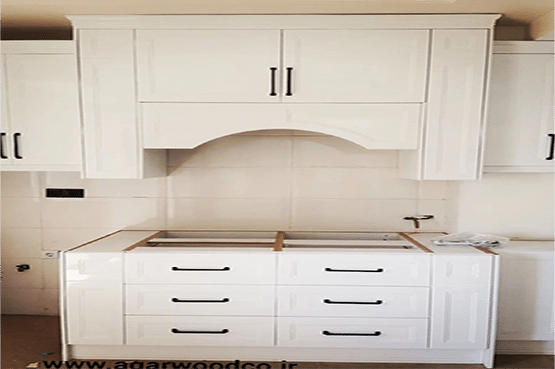 کابینت نثوکلاسیک با رنگ سفید پولیشی