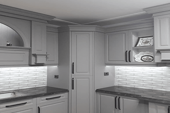 کابینت آشپزخانه نئو کلاسیک با روکش طوسی سوپر مات و صفحه سنگ طبیعی