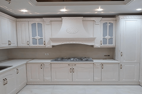کابینت کلاسیک با روکش سفید طلایی به همراه دیتیل