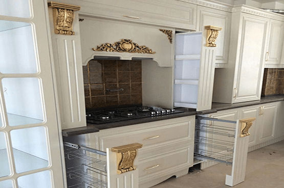 کابینت آشپزخانه کلاسیک با روکش سفید صدفی و سر ستون های طرح پاسارگاد