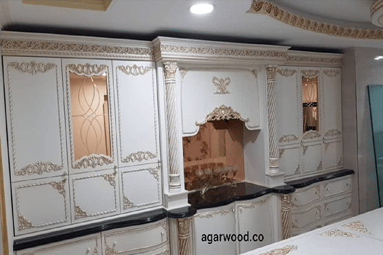 کابینت رنگ پلی یورتان و پتینه های طلایی به همراه منبت کاری